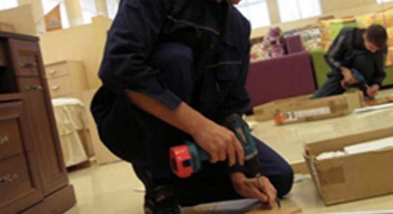 Demontage von alten Möbeln